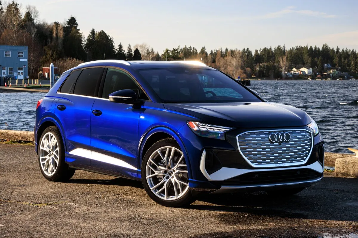 2025 Audi Q4 e-tron Quattro (Premium Plus)